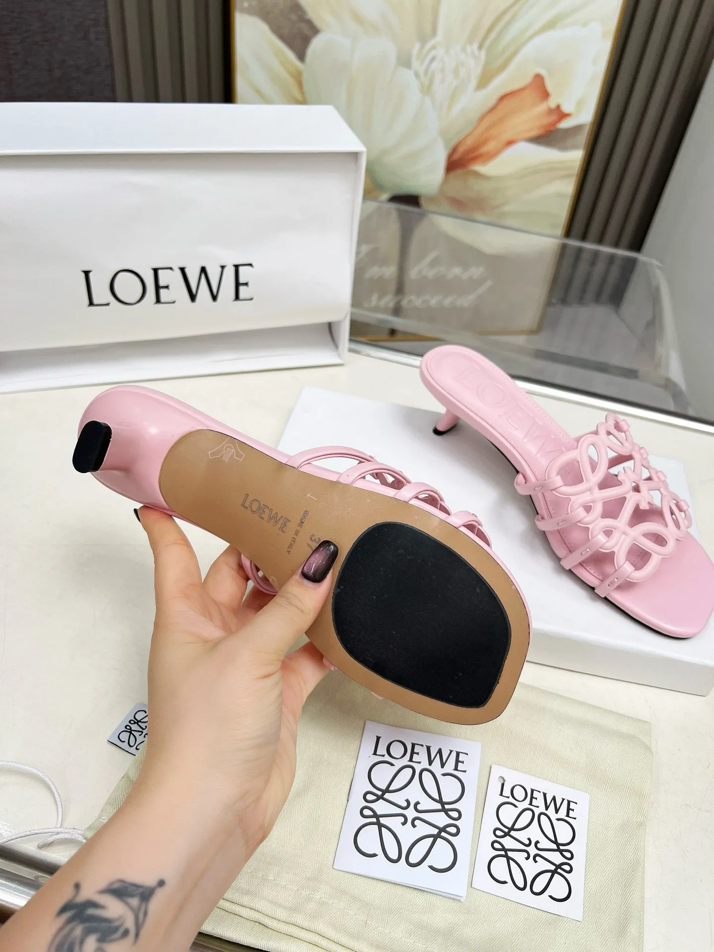 👟👟Ex-factory price 500👟👟 LOEWE 2025 SS summer limited edition hollow slippers, it is a very comprehensive noble fashion brand, highly recommended to all little fairies.   1⃣️Material: Imported cowhide 2⃣️Inner lining: Imported Italian lambskin, super soft and delicate 3⃣️Outsole: Imported Italian original original color genuine leather outsole Heel height 4.5 4⃣️Code number: 35 to 39 (40.41.42.43. Customized)